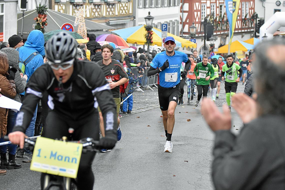 Jens Mergenthaler plant seinen fünften Streich beim Backnanger Silvesterlauf Jens Mergenthaler als erster Mann hinter dem Führungsfahrrad – ein Bild, das sich beim Backnanger Silvesterlauf auch dieses Jahr bieten könnte. Foto: Tobias Sellmaier