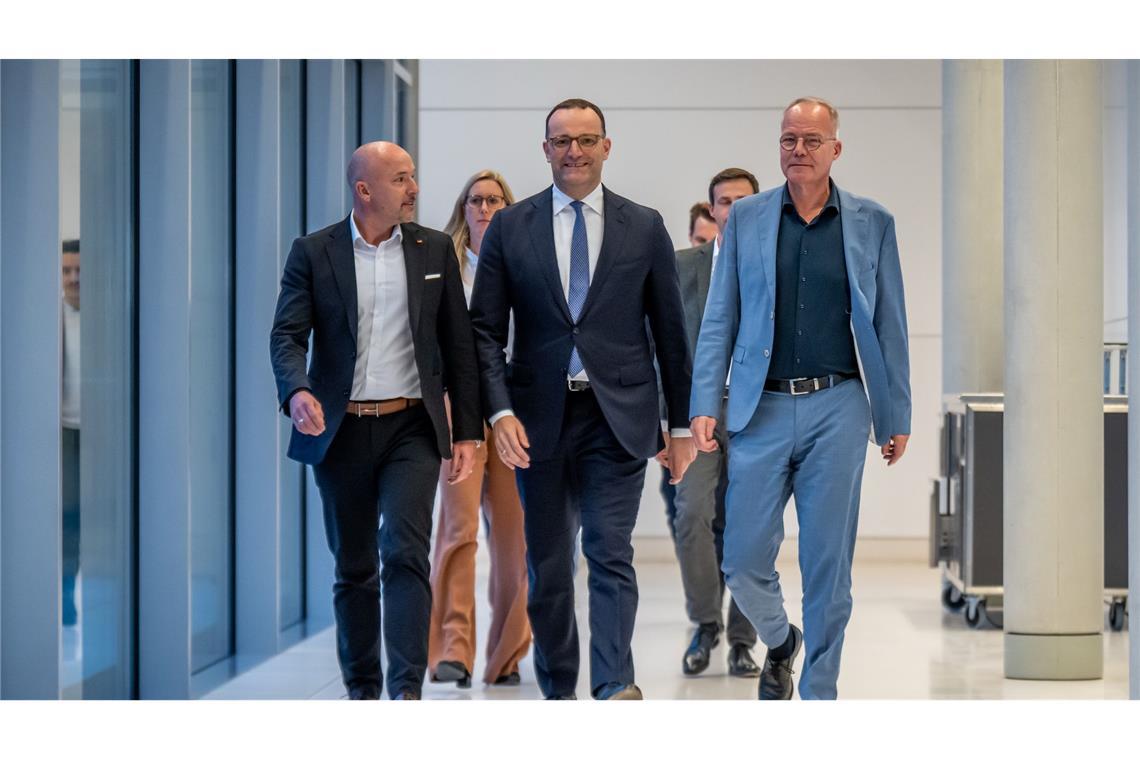 Jens Spahn (CDU, M), CDU/CSU-Fraktionsvorsitzender im Bundestag, kommt mit Mathias Miersch (r), SPD-Fraktionsvorsitzender im Bundestag, und Alexander Hoffmann, CSU-Landesgruppenvorsitzender im Bundestag, zum Statement nach der namentlichen Abstimmung von Richtern und Richterinnen am Bundesverfassungsgericht (BVerfG).
