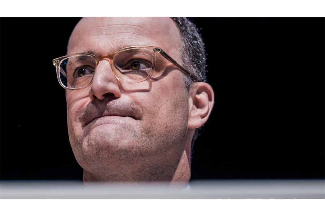 Jens Spahn (CDU) sitzt auf dem Bezirksparteitag der CDU Münsterland auf dem Podest.