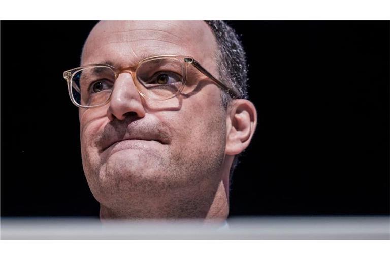 Jens Spahn (CDU) sitzt auf dem Bezirksparteitag der CDU Münsterland auf dem Podest.