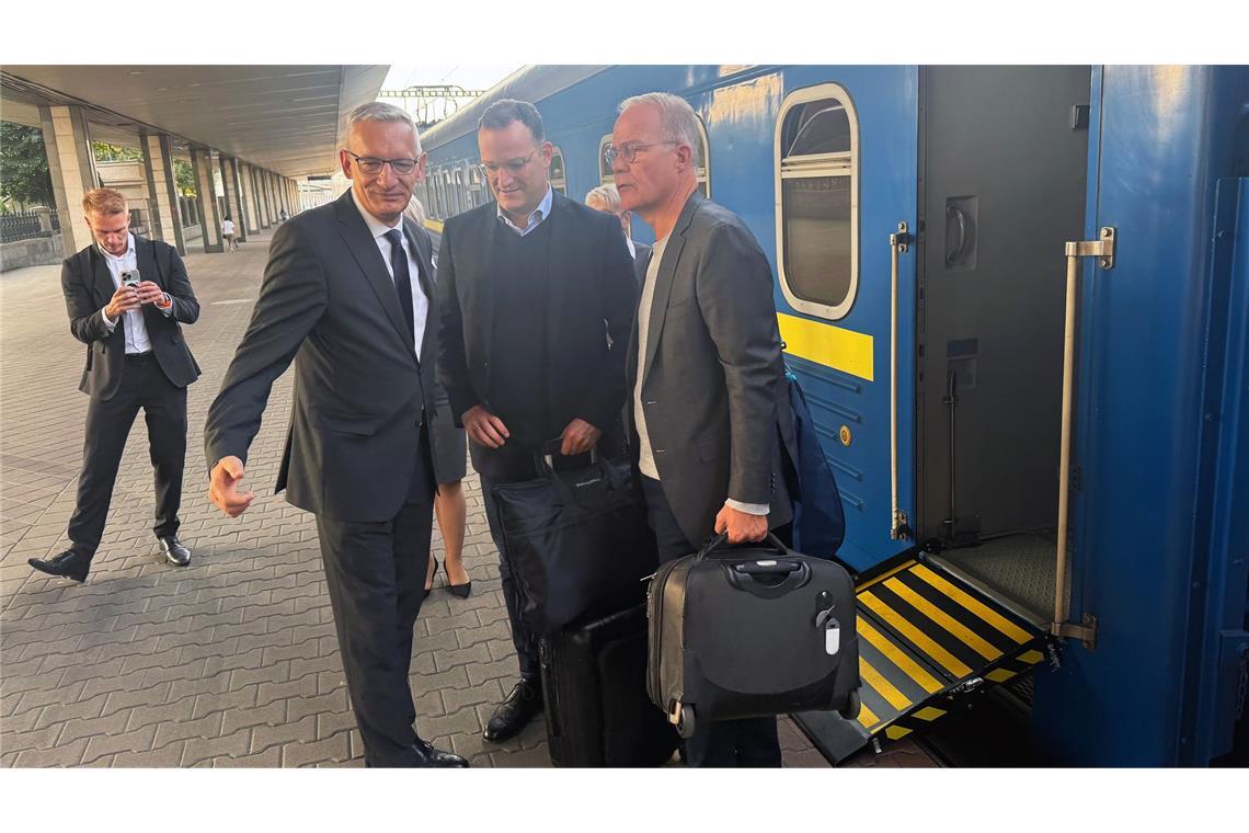 Spahn und Miersch überraschend gemeinsam in der Ukraine Jens Spahn, CDU/CSU Fraktionsvorsitzender, und Matthias Miersch (r), SPD Fraktionsvorsitzender, werden bei ihrer Ankunft am Bahnhof der ukrainischen Hauptstadt von Martin Jäger (l), deutscher Botschafter in der Ukraine, begrüßt.