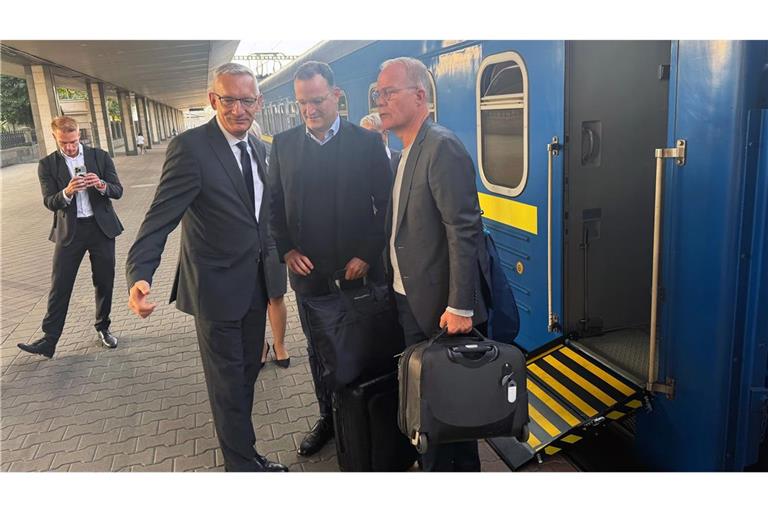 Jens Spahn, CDU/CSU Fraktionsvorsitzender, und Matthias Miersch (r), SPD Fraktionsvorsitzender, werden bei ihrer Ankunft am Bahnhof der ukrainischen Hauptstadt von Martin Jäger (l), deutscher Botschafter in der Ukraine, begrüßt.