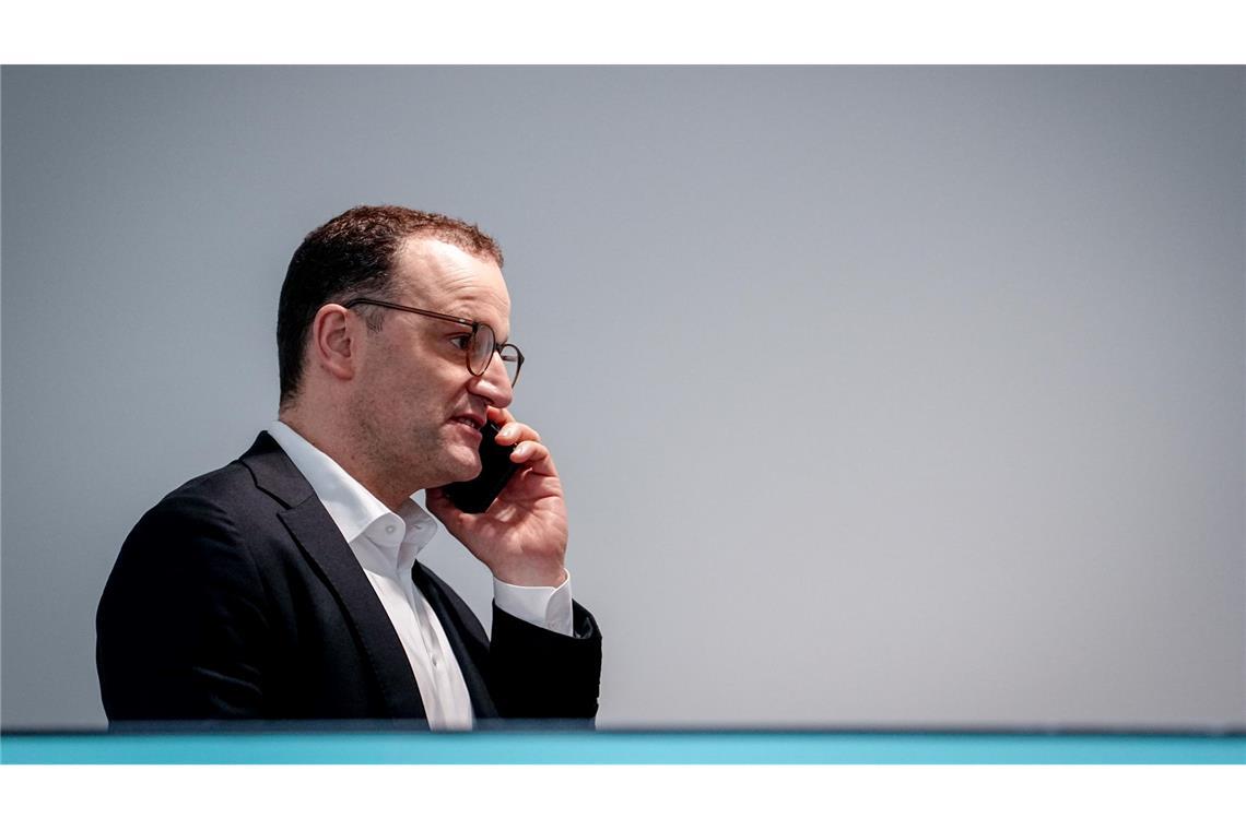 Jens Spahn ist in der Corona-Krise laut einer Untersuchung "gegen den Rat seiner Fachabteilungen" in großem Umfang in die Schutzmasken-Beschaffung eingestiegen. (Archivfoto)