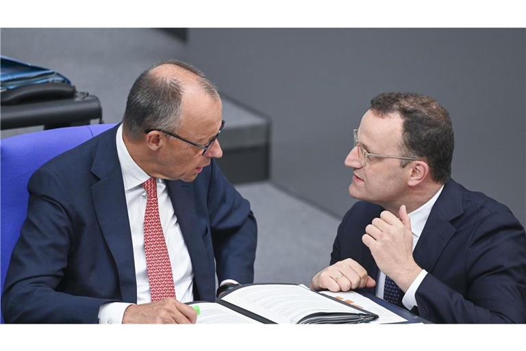 Jens Spahn sieht Kanzler Friedrich Merz (beide CDU) als treibende Kraft in Europa für eine Friedenslösung der Ukraine. (Archivbild)