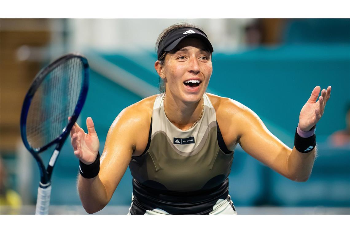 Laura Siegemund verliert deutsches Marathon-Duell Jessica Pegula (31 Jahre alt, WTA-Rang 3): Die US-Amerikanerin reist als frisch gekürte Siegerin der Charleston Open ins Ländle. Pegulas Spiel zeichnen flache und präzise Grundschläge aus, mit denen sie das Match kontrollieren will. Eine Spielweise, die für ihre Gegnerinnen extrem frustrierend sein kann. Auch im Doppel zählt die 31-Jährige zusammen mit der zehn Jahre jüngeren Coco Gauff zu den Weltbesten. Die ganz großen Titel fehlen allerdings noch. In Stuttgart wird die Tochter eines Erdgasmilliardärs, dem Besitzer des NFL-Teams der Buffalo Bills, so brennen wie noch nie.