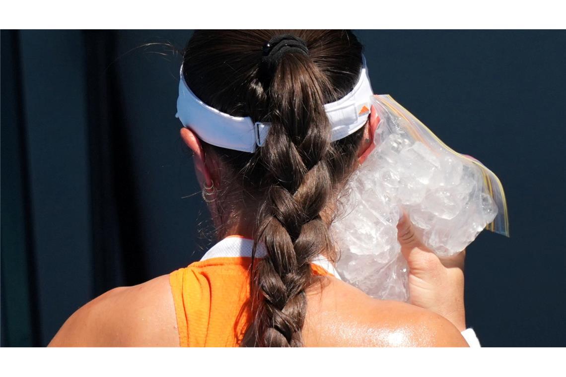 Jessica Pegula legt sich einen Eisbeutel auf ihr Gesicht.