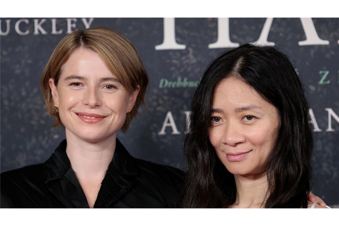 Jessie Buckley (l) und Regisseurin und Oscar- Preisträgerin Chloé Zhao bei der Berlin-Premiere von "Hamnet". (Archivbild)