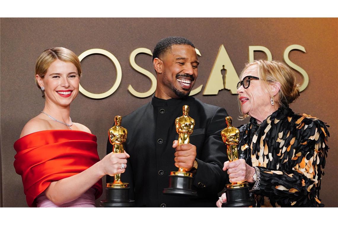 Jessie Buckley, Michael B. Jordan und Amy Madigan (von links nach rechts) konnten sich einen Oscar sichern.