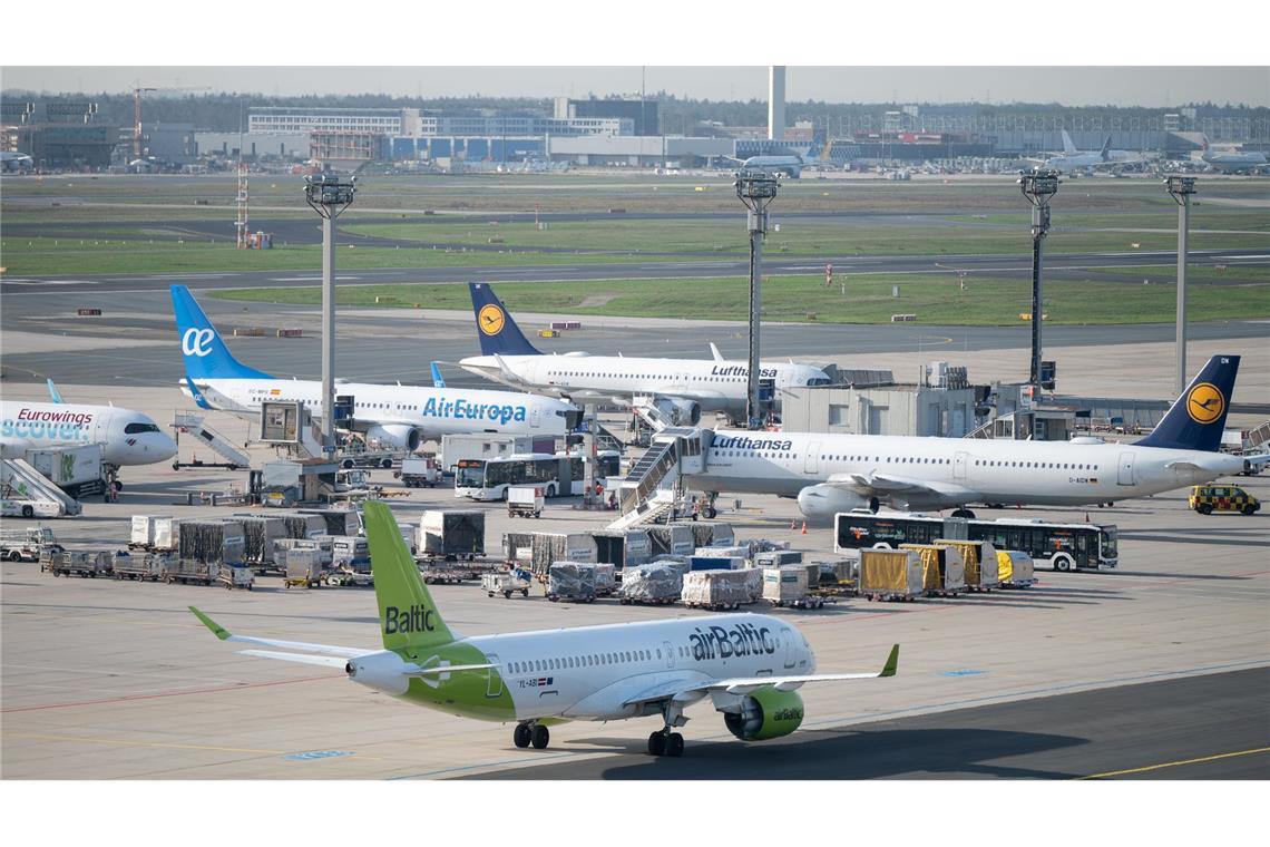 Kartellamt: Lufthansa darf bei Air Baltic einsteigen Jets von Lufthansa und AirBaltic auf dem Flughafen Frankfurt.
