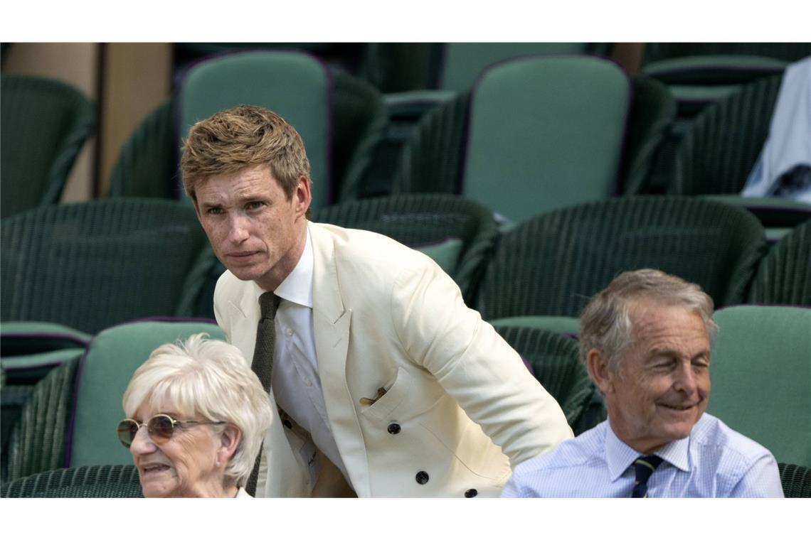 Jetzt aber schnell: Der britische Schauspieler Eddie Redmayne nimmt am ersten Tag des Turniers seinen Platz am Centre Court ein.
