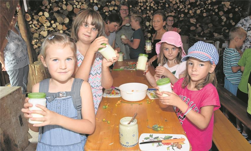 Jetzt ist Ausdauer gefragt: Dieses Quartett hat sich darangemacht, seine mit Kräutern veredelte Schlagsahne in Butter zu verwandeln. Das heißt, die Gläser mindestens zehn Minuten kräftig zu schütteln. Foto: E. Klaper