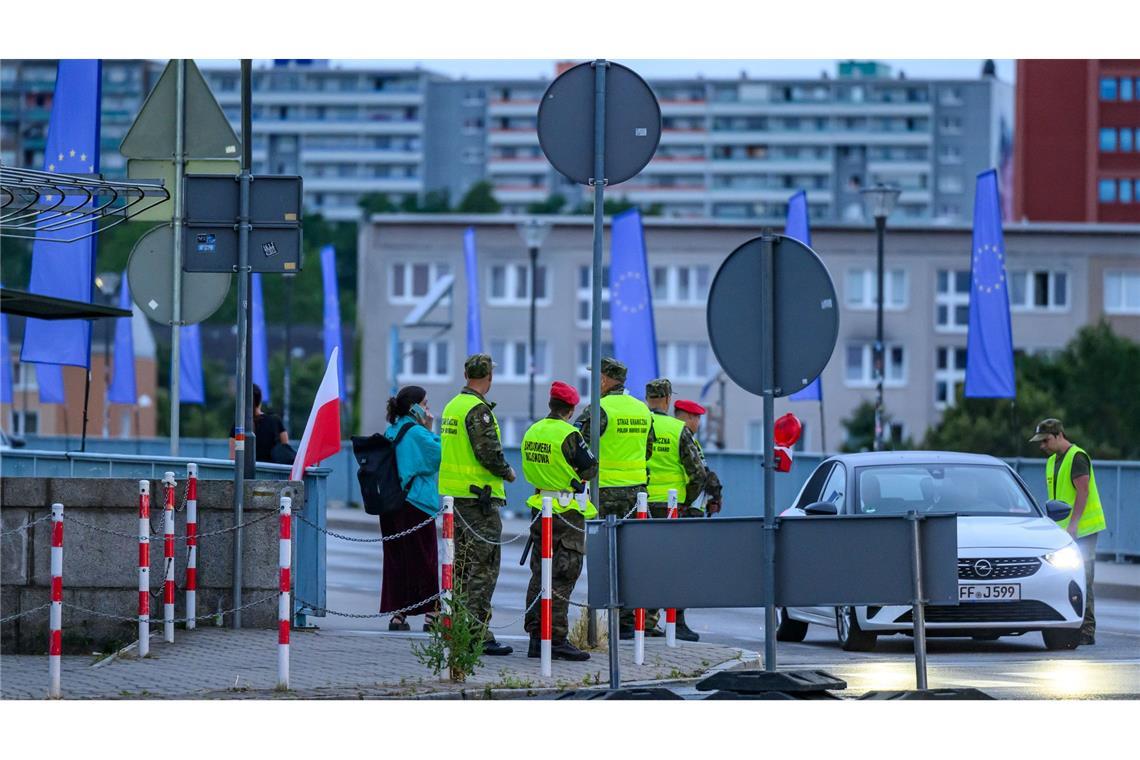 Polen und Deutsche kontrollieren Reisende an der Grenze Jetzt wird auf beiden Seiten der Grenze kontrolliert.