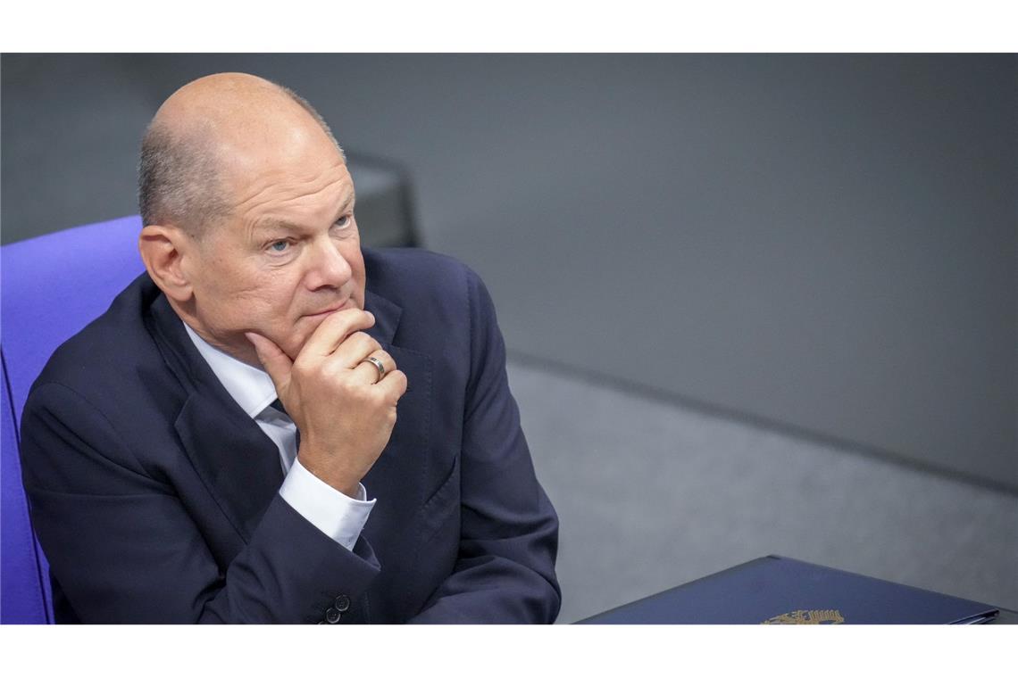 Bilder des Tages Jetzt wird es schwierig: Bundeskanzler Scholz nimmt an der Sitzung des Bundestags nach seiner Regierungserklärung teil.