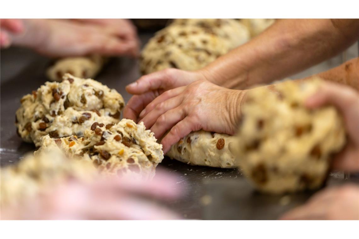 Jetzt wird wieder geknetet: In einer Bäckerei in Thüringen wird der Teig für Weihnachtsstollen zubereitet.