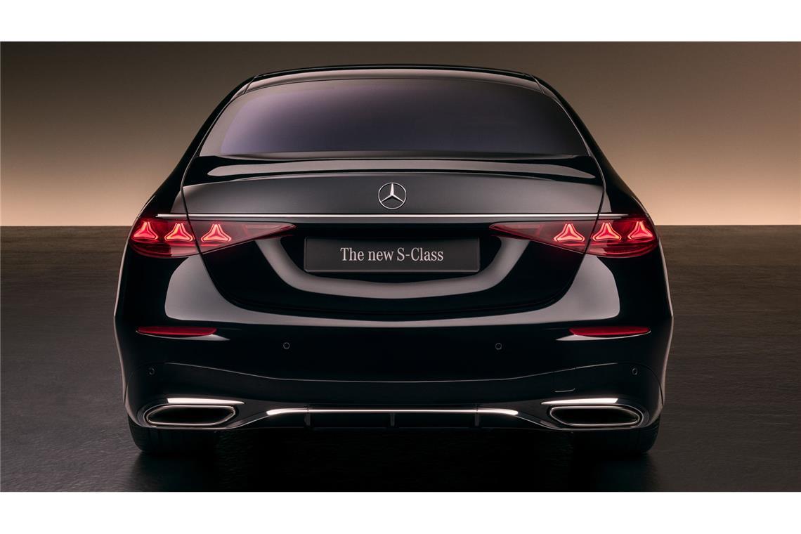 Jeweils drei neu gestaltete, verchromte „Signatursterne“ bilden die Rücklichter der neuen S-Klasse. Wobei die Optik stark an die Leuchten der E-Klasse erinnert.