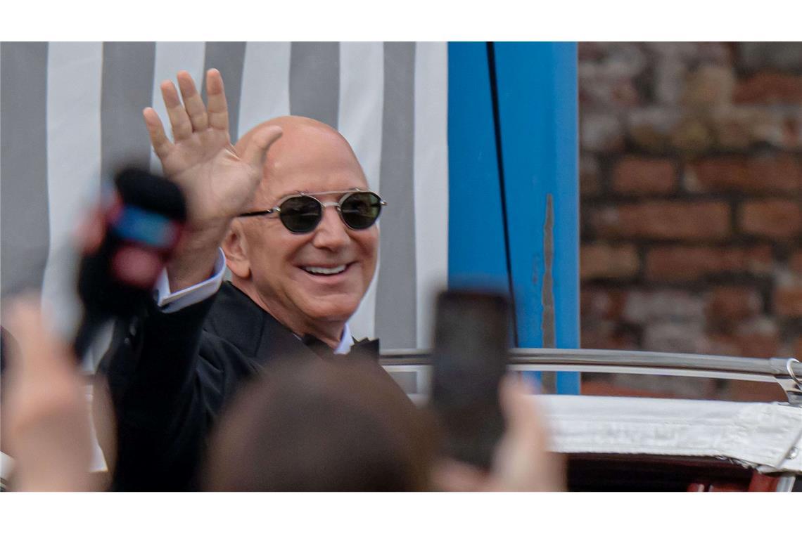 Jezz Bezos winkt den Fotografen zumindest zu.