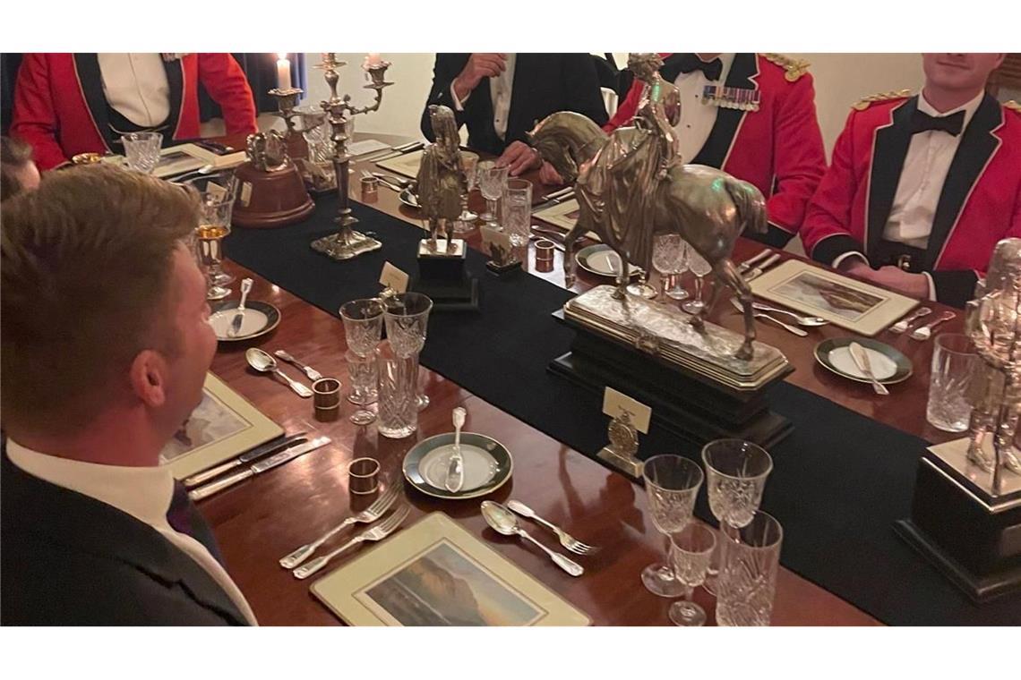 Jimmy Fallon feiert im Kilt mit Soldaten in Schottland Jimmy Fallon wurde spontan zum Dinner eingeladen.