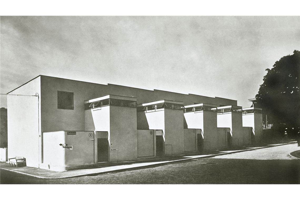 Wie die Weissenhofsiedlung zu einer Weltsensation wurde J.J.P. Ouds nur je 72 Quadratmeter große Reihenhäuser waren Teil der Werkbundausstellung auf dem Weissenhof und sind bis heute vermietet. In einem Text sind Wohnerfahrungen der jetzigen Bewohner und Bilder aus dem Inneren der Häuser zu entdecken.