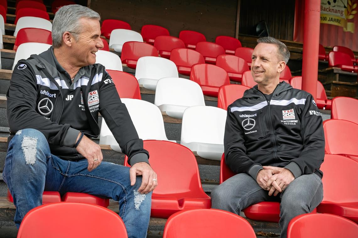 TSG-Heimspiel gegen Stuttgarter Kickers soll auf Wunsch der Polizei verlegt werden Joachim Pfisterer (links) und Marc Erdmann ist das Lachen vergangen. Das für den 4. März geplante Heimspiel der TSG Backnang gegen die Stuttgarter Kickers soll auf Wunsch der Polizei verlegt werden. Ein Großteil der bislang getätigten Vorarbeiten des Oberligisten aus den Etzwiesen könnten deshalb für die Katz gewesen sein. Foto: Alexander Becher