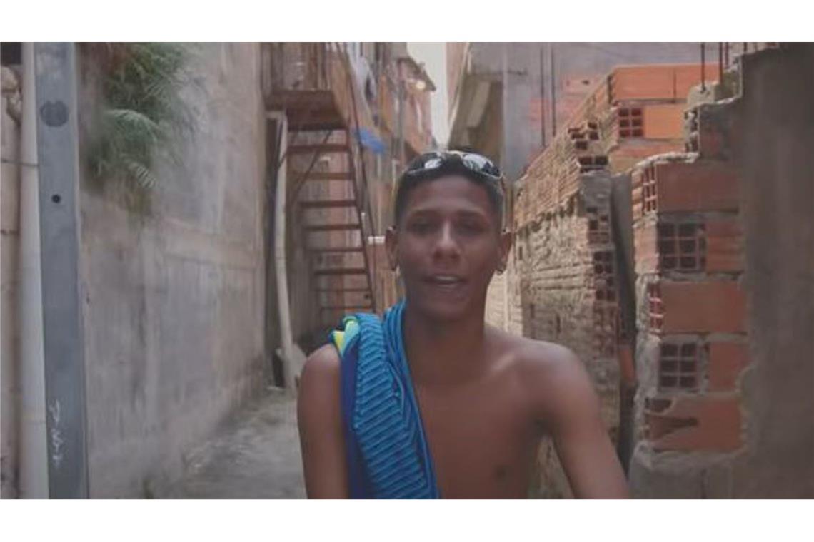 Wer ist MC Menor JP? João Pedro Silva Coutinho, auch bekannt als MC Menor JP, im Musikvideo zu seiner Single „Menina de Vermelho“.