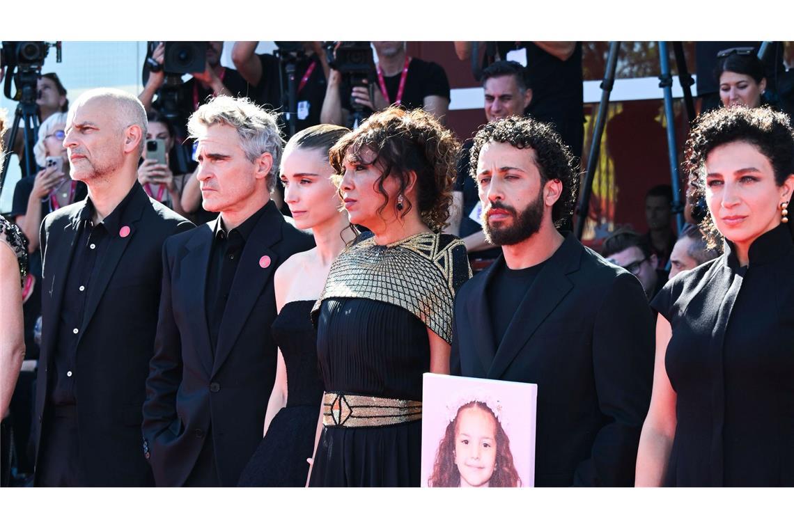 Gaza erreicht große Festivalbühne - mit Hollywood-Support Joaquin Phoenix und Rooney Mara mit einem Teil des Filmteams und einem Foto von Hind Rajab auf dem roten Teppich.