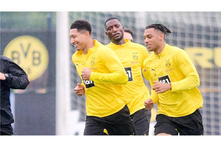 Jobe Bellingham (l) geht nach nur wenigen Trainingseinheiten beim BVB schon voran.