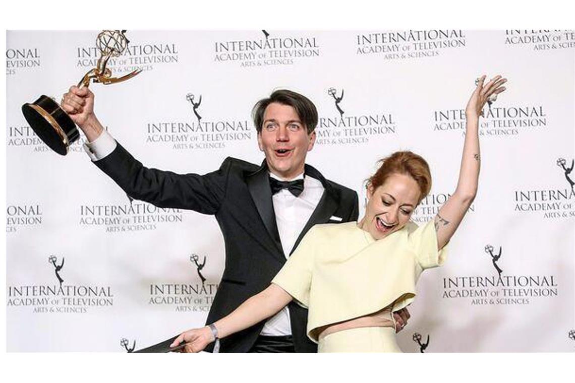 Auch Emmy-Gewinner Jochen Laube ist bei „Sind wir FilmLänd?“ dabei Jochen Laube jubelt 2023 mit Autorin Katharina Eyssen über den International Emmy für „Die Kaiserin“