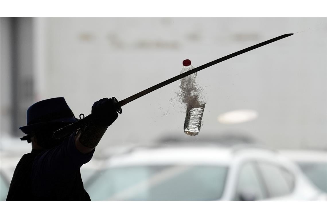 Bilder des Tages Joe Alexander zerteilt mit verbundenen Augen und einem Samurai-Schwert hochgeworfene Wasserflaschen, während des Weltrekordversuchs im Elbtor in der Hamburg Altona VW Niederlassung. Die Rekordversuche finden in Rahmen des siebzigsten Guinness World Records Day statt.