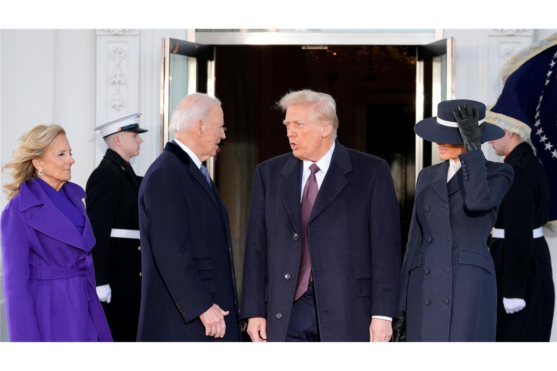 Ein Hut und Tech-Bosse: Trumps Amtseinführung in Bildern Joe Biden begrüßte Donald Trump mit den Worten: "Willkommen zu Hause".