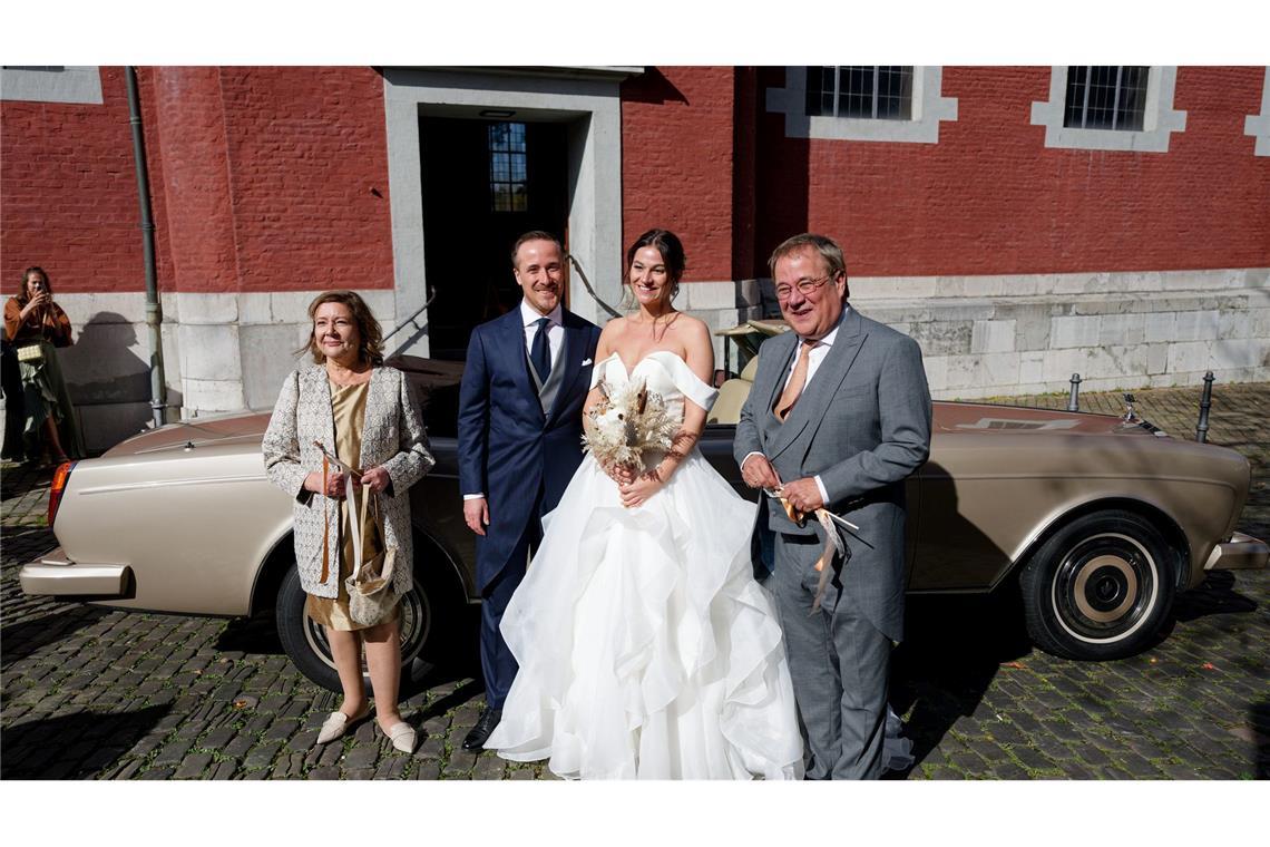 Influencer und Politiker-Sohn Joe Laschet hat geheiratet Joe Laschets Eltern - der Politiker Armin Laschet und seine Frau Susanne - posieren nach der Hochzeit mit dem Brautpaar.