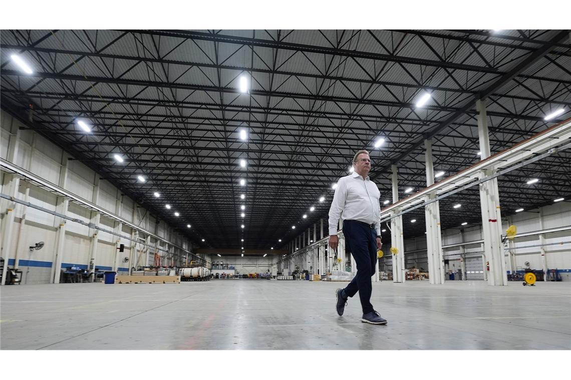 Bilder des Tages Joe Perkins, Geschäftsführer von Paslin, geht durch eine leere Halle beim Auto Zulieferer Paslin in Shelby Township, Michigan.