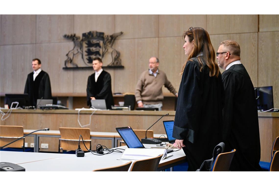 Tod von Ukrainerinnen - alle fordern lebenslang Jörg Becker und Sandra Bauer, Rechtsanwälte der beiden Angeklagten, stehen bei Prozessbeginn bei Einzug des Gerichts im Verhandlungssaal des Landgerichts (Archivfoto).