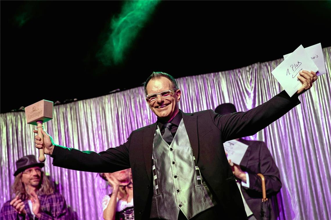 Ein magischer Abend Jörg Burghardt gewinnt den „Kneitinger Bierschlegel“ und den Publikumspreis beim Drei-Länder-Wettbewerb in Regensburg. Foto: C. Omonsky