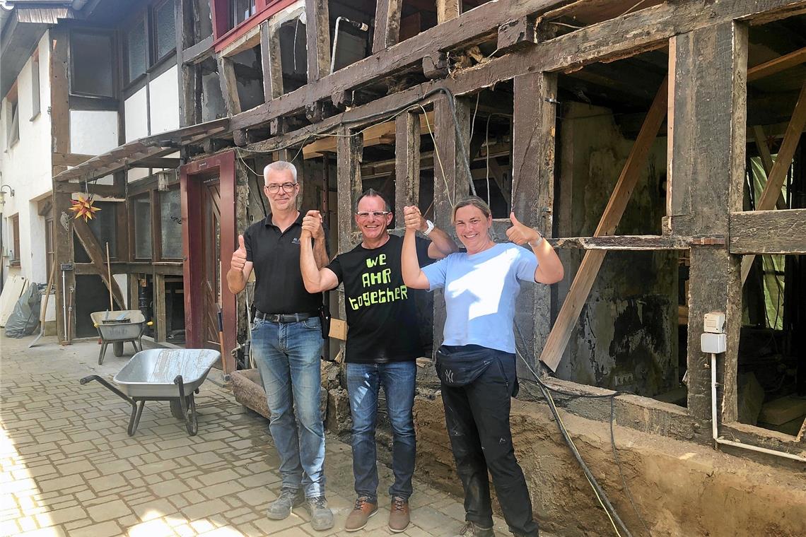 Hilfe für Flutopfer findet Anklang Jörg Burghardt (Mitte) hat eine Patenschaft für das Haus von Uwe und Silvi Beu-Schmidt übernommen. Fotos: privat