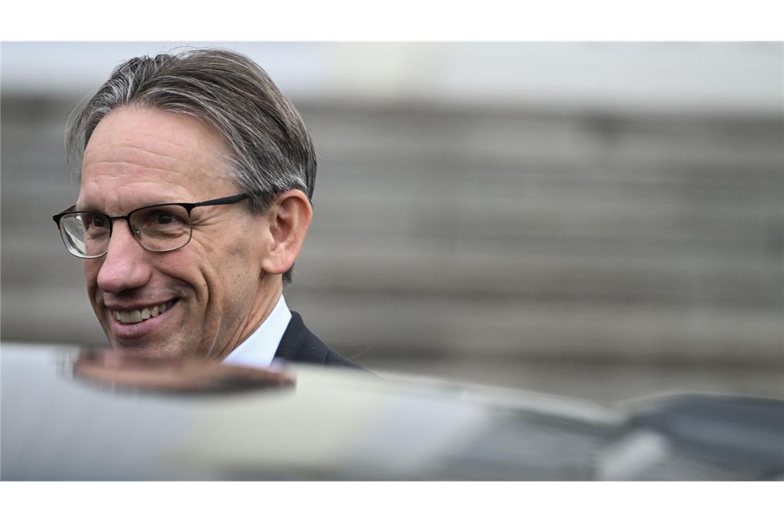 Jörg Kukies: Plötzlich Finanzminister Jörg Kukies ist Finanzminister auf Zeit. Er ist ein enger Vertrauter von Bundeskanzler Scholz.