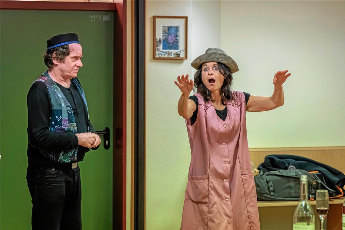 Bestens bewirtet und doch eiskalt abserviert Jörg Pollinger und Sandra Hehrlein erschaffen immer wieder neue kontrastreiche, kantige Figuren. Fotos: Stefan Bossow