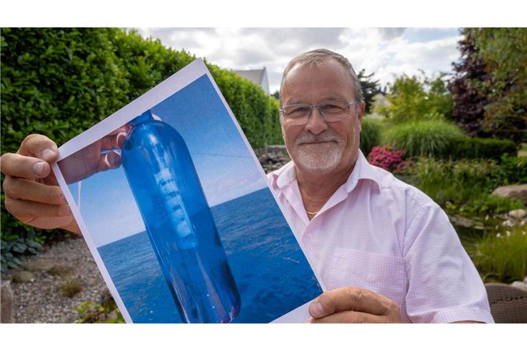 Jörg Wanke zeigt ein Foto seiner Flaschenpost.