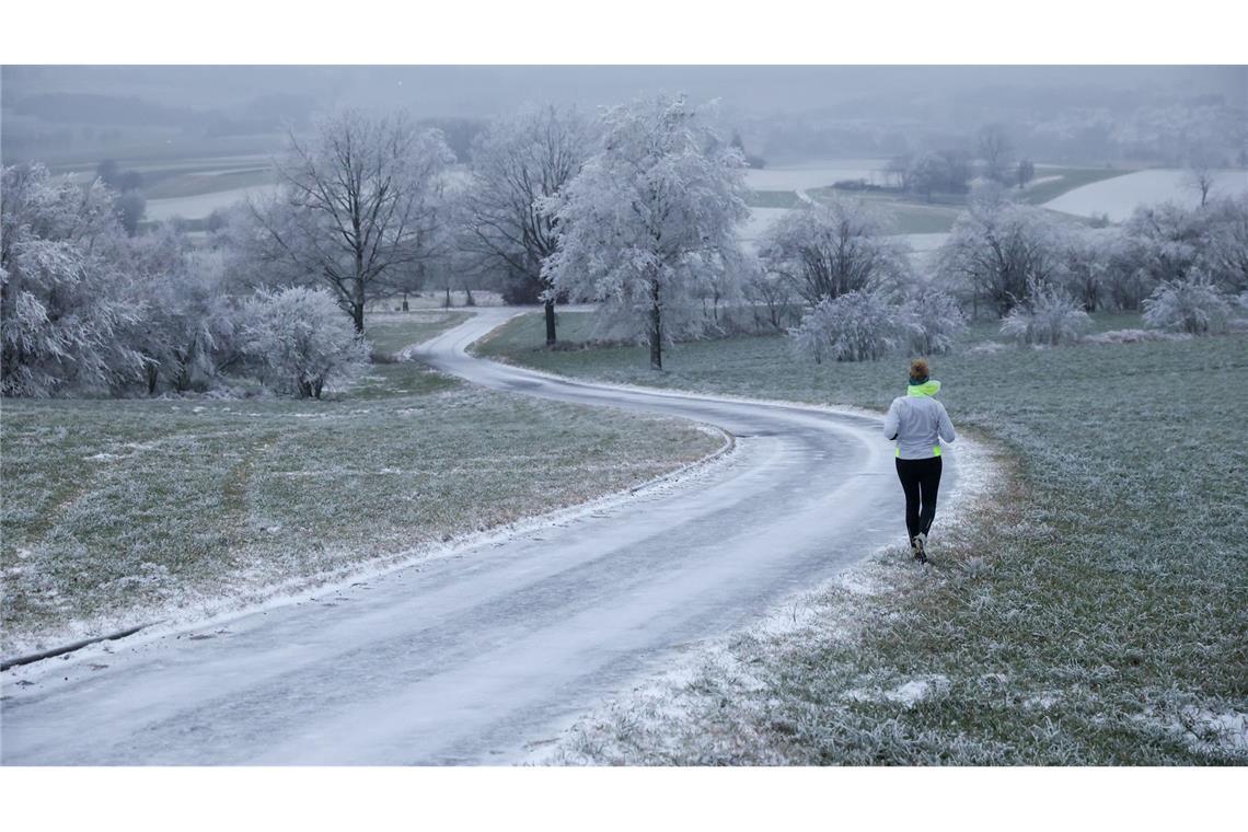 Joggerin trotzt Schnee und Raureif an Heiligabend in Uttenweiler