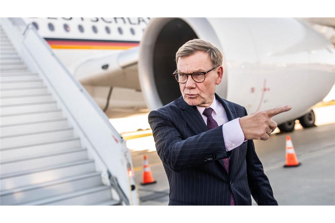 Johann Wadephul (CDU), Außenminister, steigt am Flughafen von Ottawa aus einem Airbus der Flugbereitschaft um bei seinem zweitägigen Besuch die deutsch-kanadischen Beziehungen zu vertiefen. (zu dpa: «Wadephul besucht die Slowakei – Rede im Europarat»)