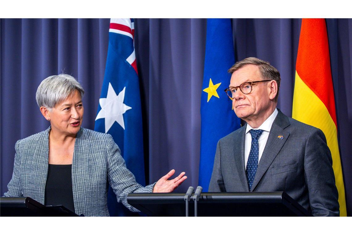 Johann Wadephul (CDU), Außenminister,  und Penny Wong, Außenministerin von Australien, bei einer Pressekonferenz.