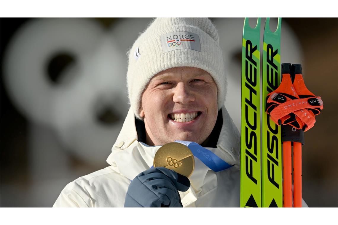 Johannes Dale-Skjevdal (Norwegen) freut sich bei der Siegerehrung über die Goldmedaille. Es war das 17. Gold für Norwegen bei diesen Winterspielen.