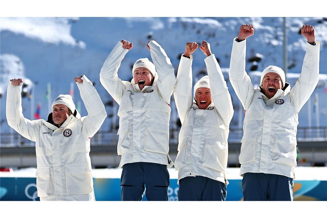 Johannes Hoesflot Klaebo (l) jubelt mit dem Team.