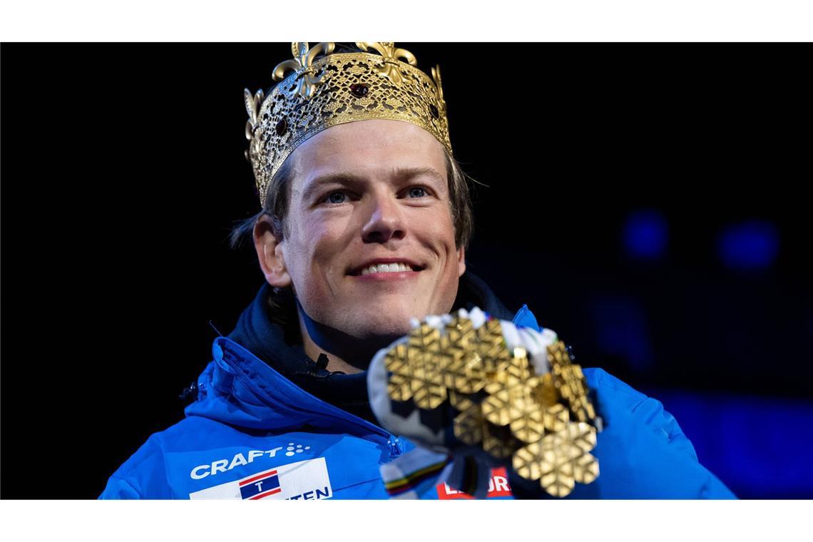 Johannes Hösflot, Skilanglauf Kläbo Goldmedaillen vorherzusagen, kann gewagt sein – nicht jedoch bei Johannes Hösflot Kläbo (29). Es braucht keine Glaskugel, um zu prophezeien, dass er nach den Langlauf-Wettbewerben im Fleimstal der erfolgreichste Olympionike der Geschichte sein wird. Um seine Landsfrau Marit Björgen (8x Gold/4x Silber/3x Bronze) zu überholen, müsste der norwegische Superstar (bisher 5/1/1) vier Rennen gewinnen, die Prognose vieler Experten geht sogar noch weiter: Sie gehen davon aus, dass Kläbo wie bei der WM 2025 in Trondheim den Durchmarsch schaffen und bei allen sechs Starts triumphieren wird (unser Foto). „Er ist ein Jahrhundert-Athlet“, sagt zum Beispiel Ex-Bundestrainer Jochen Behle, „sollte er nicht bei allen olympischen Wettbewerben siegen, wäre das eine Überraschung.“ Nicht nur die Zahlen – sieben Olympia-Medaillen, 15 WM-Titel, fünf Siege im Gesamtweltcup, 107 Weltcup-Erfolge im Einzel – sprechen dafür, sondern auch die aktuelle Form des Norwegers. Nach einem Höhentrainingslager lief er bei den letzten Rennen vor den Winterspielen in seiner eigenen Liga. Oder anders ausgedrückt: Selten war die Chance, dass Vorhersagen zur Realität werden, größer als bei Johannes Hösflot Kläbo.