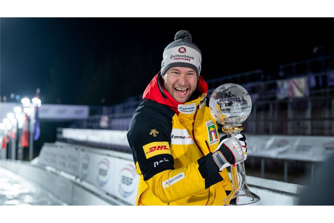 Johannes Lochner: In anderen Sportarten wäre Johannes Lochner national der unangefochtene Star – und international das Maß aller Dinge. Denn: Der Bobpilot aus Bayern, der für den Bobclub Stuttgart Solitude startet, ist in der letzten Weltcup-Saison seiner Karriere so stark wie noch nie unterwegs gewesen. 14 Rennen gab es, neunmal stand Lochner ganz oben – und wenn das nicht gelang, wurde er wenigstens Zweiter. Am Ende hatte er den Gesamtweltcup im Zweier und Vierer gewonnen. „Es könnte nicht besser laufen gerade“, sagt der 35-Jährige. Alles klar also für die Goldfahrten im neuen Eiskanal von Cortina? Nun ja! Es gibt da halt noch die nationale Konkurrenz. Mit Francesco Friedrich liefert sich Lochner schon seit Jahren enge Duelle. Nun ist in Adam Ammour noch ein Kontrahent aus dem eigenen Lager hinzugekommen. „Bei Olympia werden die Karten noch mal neu gemischt“, sagte Friedrich – und schickte damit gleich mal eine Kampfansage in Richtung seines Dauerrivalen. Der Sachse hat sowohl in Pyeongchang als auch in Peking jeweils Gold im Zweier und Vierer gewonnen. 2018 war Lochner noch ohne Medaille geblieben, 2022 wurde er zweimal Zweiter. Nun will er zum Ende der Laufbahn seine Karriere krönen. Mit mindestens einer Goldmedaille.