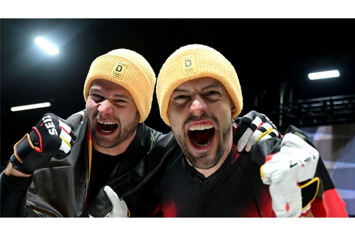 Johannes Lochner (l) und Georg Fleischhauer haben Olympia-Gold im Zweierbob gewonnen.