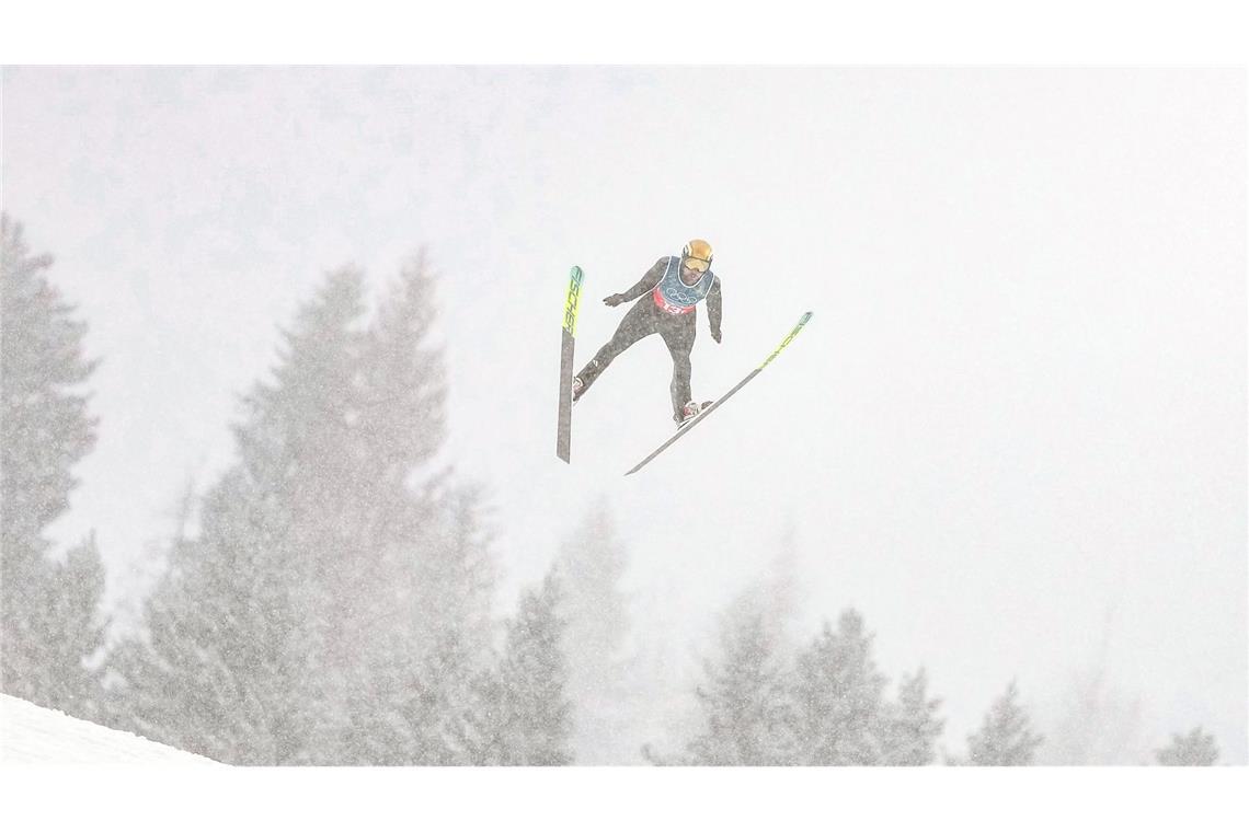 Johannes Rydzek (im Bild) und Vinzenz Geiger verschafften sich beim Springen eine starke Ausgangsposition.
