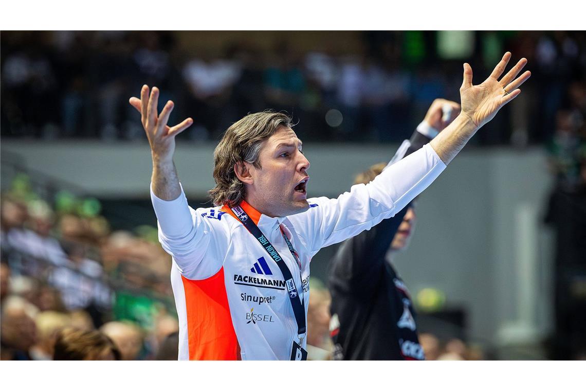 Die 18 Trainer im Fokus der neuen Handball-Bundesliga-Saison Johannes Sellin (HC Erlangen, 34 Jahre alt): Johannes Sellin war als Rechtsaußen Teil der deutschen Europameistermannschaft von 2016. Nach seinem Karriereende begann er beim HC Erlangen als Trainer, wo es in der Saison 2024/25 eine kuriose Situation gab: Nach nur vier Spielen als Cheftrainer wurde er wieder degradiert – um wenige Monate später doch erneut das Kommando zu übernehmen. Nun will er beweisen, dass er auch an der Seitenlinie dauerhaft in der Bundesliga bestehen kann.