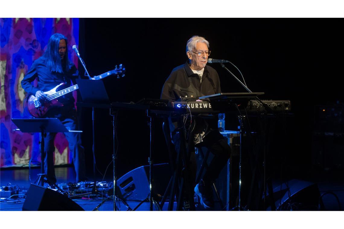 Ständchen zum Ehrentag John Cale bei seinem Auftritt im Theaterhaus
