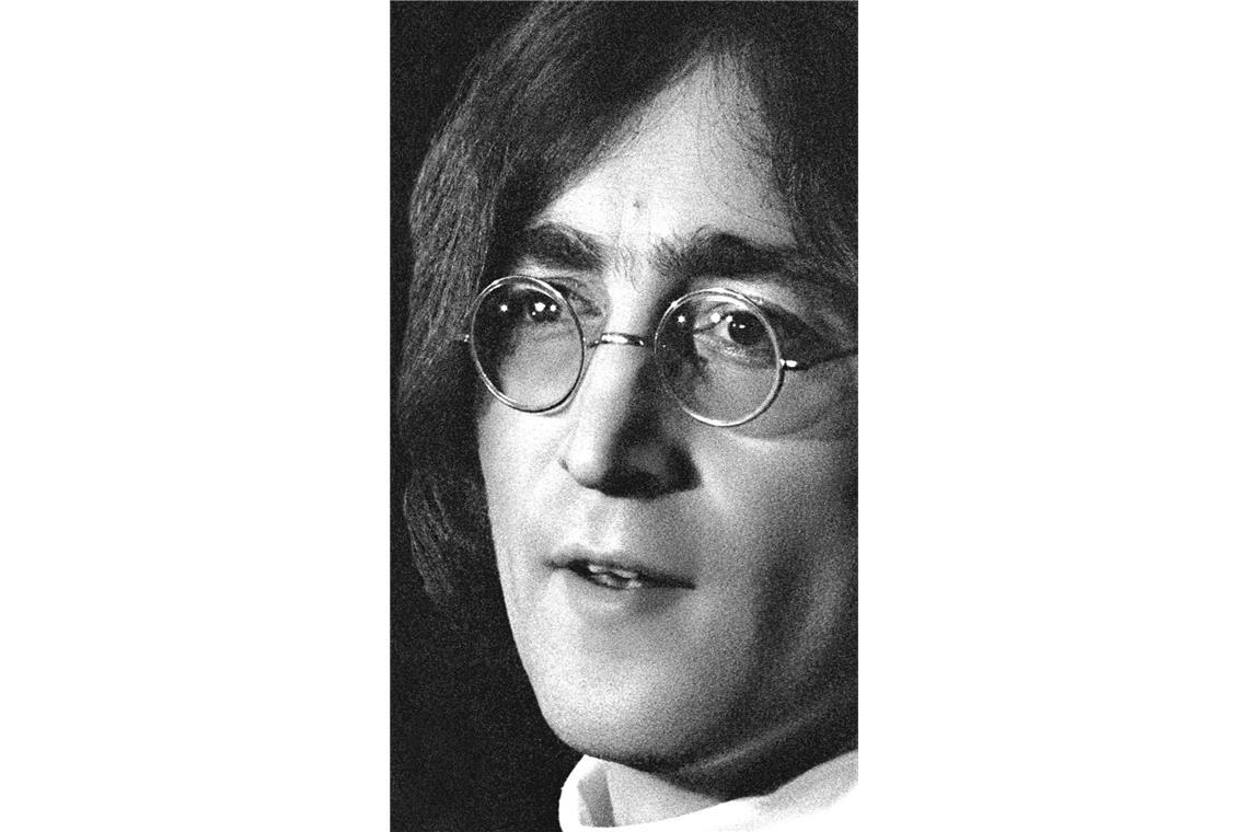 „Ist das ein Aprilscherz?“ Reaktionen auf Cast für Beatles-Filme John Lennon war vielleicht der Wildeste der Fab Four. Mit McCartney bildete der Liverpooler ein kreatives Songwriting-Duo, außerdem war er für seine markante Stimme bekannt. Schlagzeilen macht er auch nach seinem Ausstieg aus der Band, unter anderem durch seine Friedensaktionen mit seiner Frau Yoko Ono. 1980 wurde er in New York City erschossen.