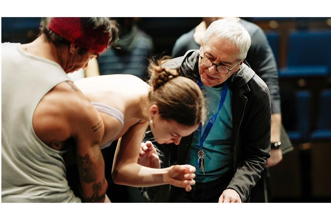 „Mein Ballett steht für alles, was dem russischen Regime nicht passt“ John Neumeier (rechts) probt sein Ballett „Anna Karenina“ in Stuttgart.